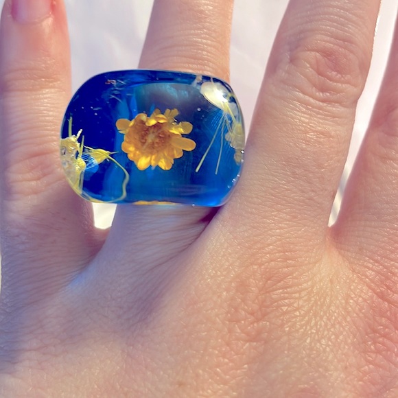 Flower Resin Ring - BEAUTIFUL! Real flowers inside. - Picture 1 of 5
